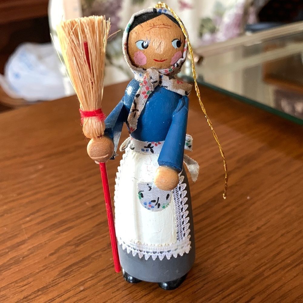 Vtg lady with a straw broom wooden Christmas‎ tree ornament